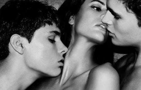 Un couple pour une bi, un couple bi, ou un passif