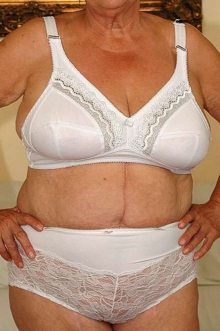 H 53 ans offre Roses à F mature agée ronde poilue