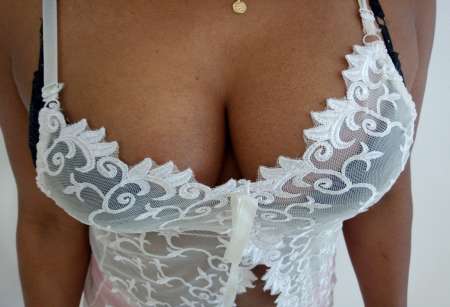 Femme métisse sensuelle