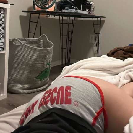 Femme charmante passionnée par le plaisir