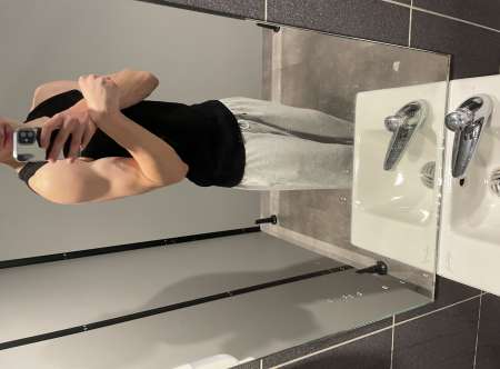 Jeune homme cherchant à se depucler