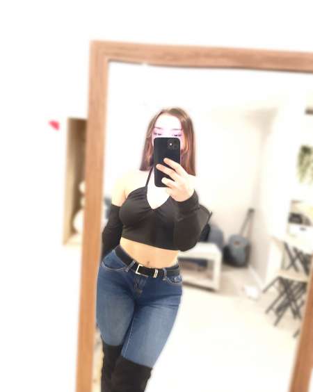 Jeune brune répond vite