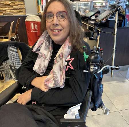 Chienne trans paralysée en fauteuil Roulant