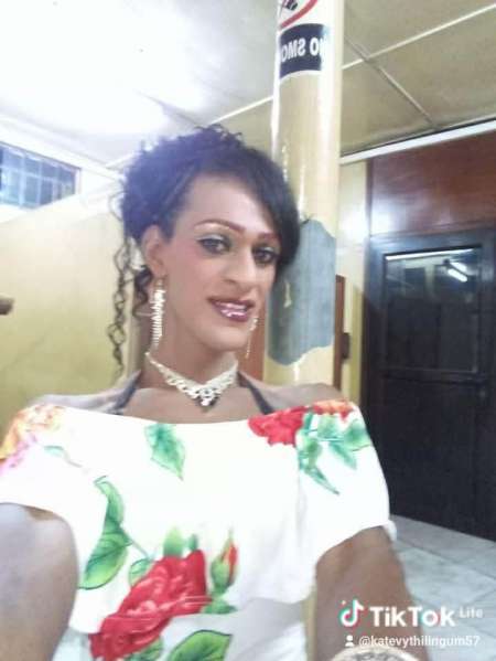 Personne transgenre élégante cherche rencontres et