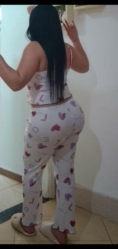 Brunette avec enorme cul