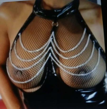 Femme métisse seins généreuses très coquine '
