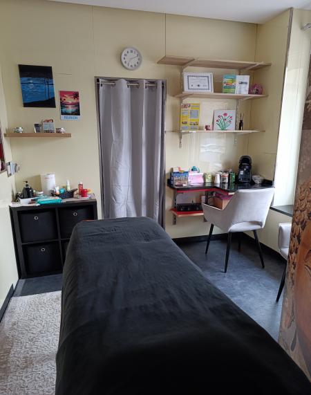 Jeune femme propose massages relaxation
