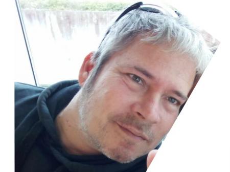 H célibataire cherche une amie de jeux