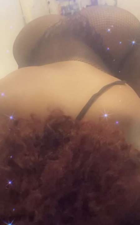 Viens lécher mes tétons pierce