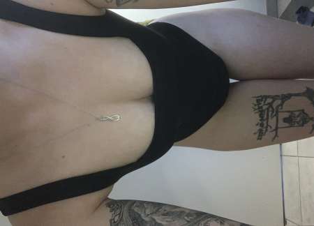 Jeune blonde tatouée