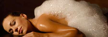 Massage à l'eau savonneuse pour femme