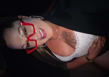 Læticia trans versatile reçoit