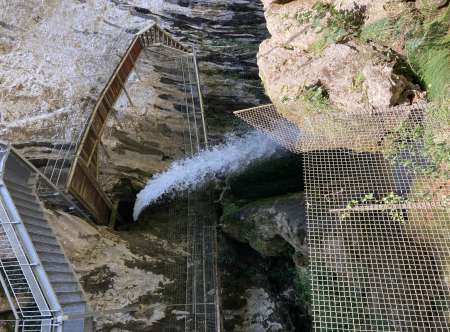 Je reçois une personne qui serrai me masser