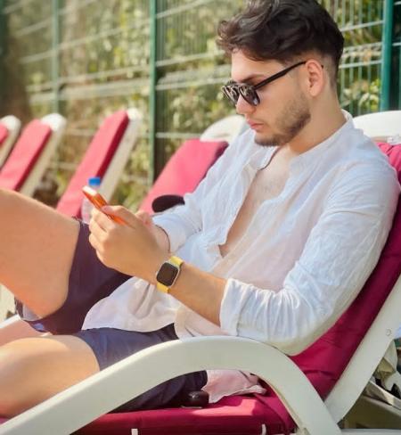 Beau jeune homme pour femme