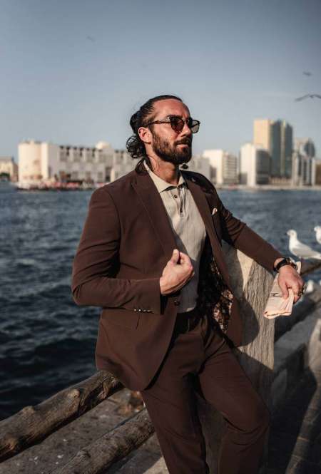 33 ans brun au yeux vert méditerranéen est discret