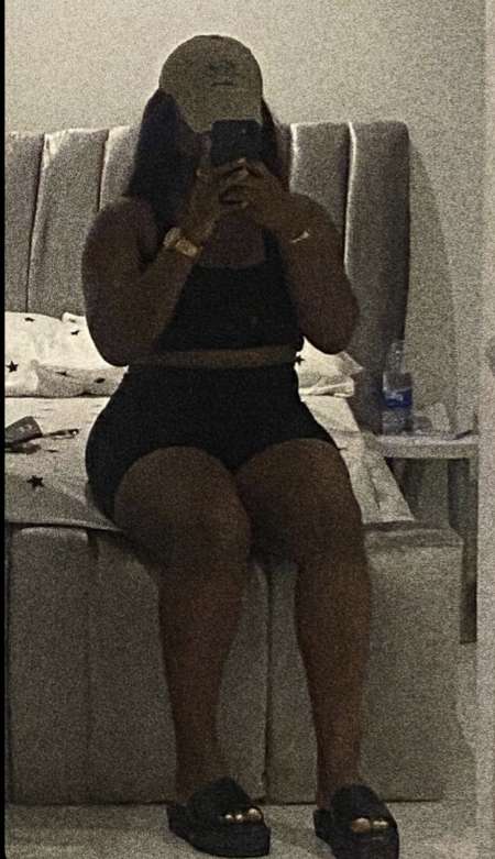 Femme noire pulpeuse