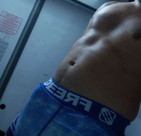  Homme sérieux reçoit femmes, couples, ou travestie