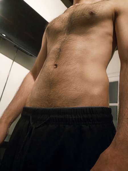 Escort boy reçoit et se deplace