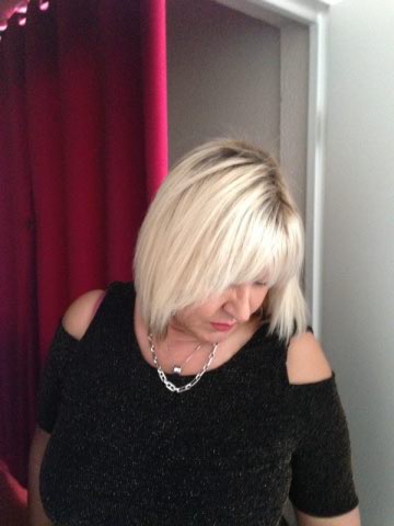 Jolie blonde mature , massage et epilation