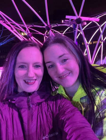 2 jeunes femmes vous attendent