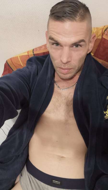 Homme attentionné sérieux