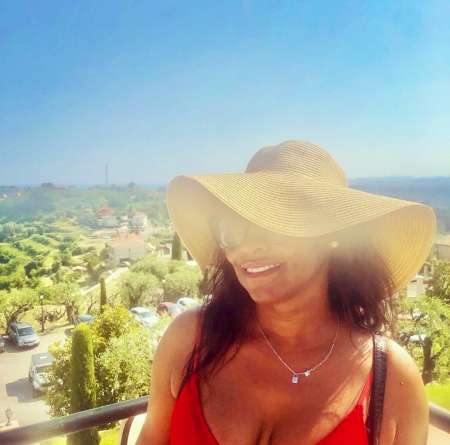 Femme intelligente avec qui est cultivé